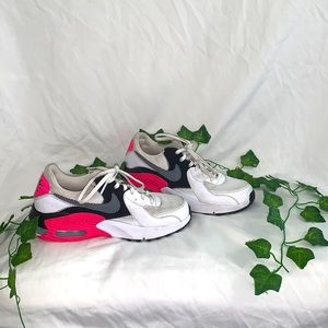 DISCOUNTED SHIPPING. Womens 6 Nike Air Maxes's. Great condition.